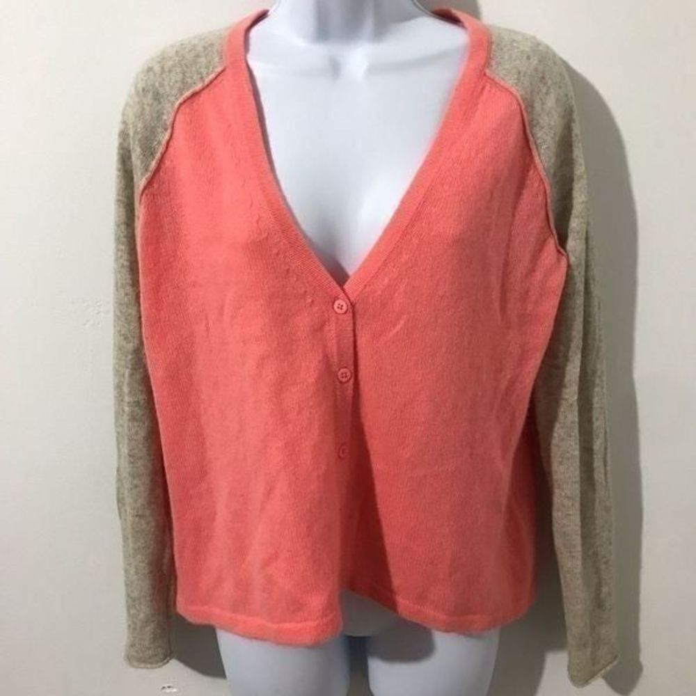 Esisto Cashmere V-neck button-down knit sweater..S86